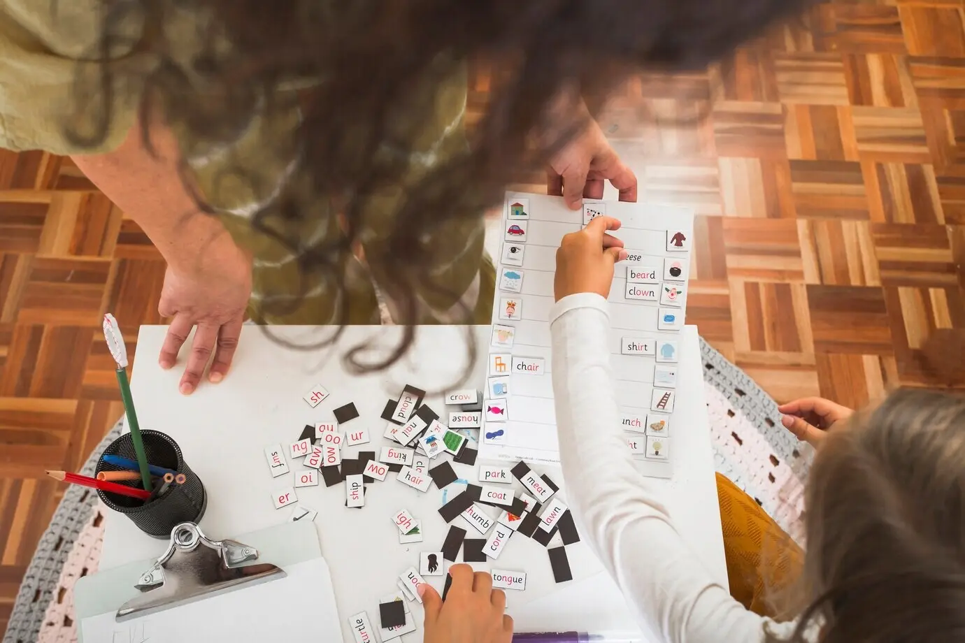Eine Mutter bietet ihrer Tochter eine Aufgabe an.